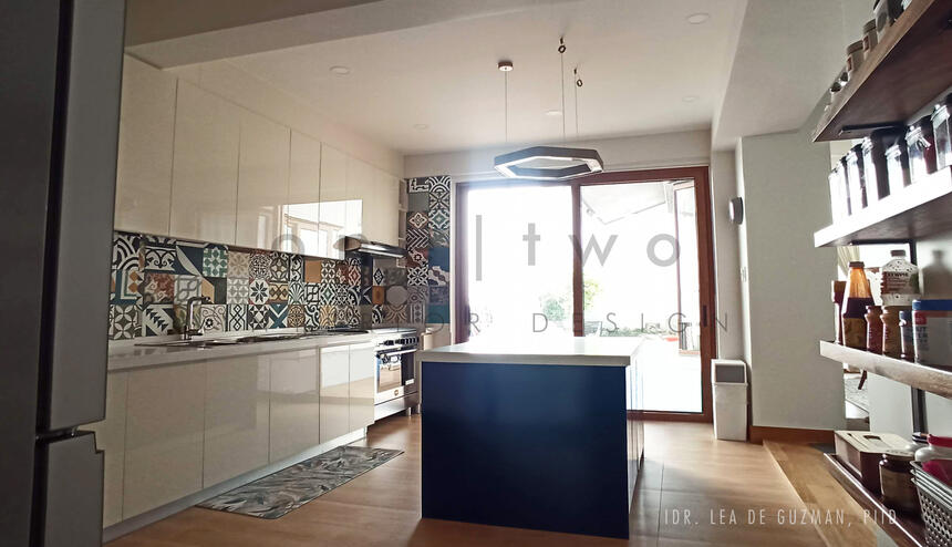 Wide center counter with condiment shelf on far wall
